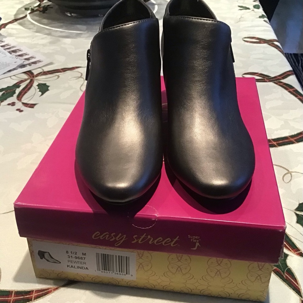 Easy Street Women's Kalinda Sleek Black Ankle Booties 8.5 M